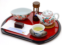茶屋では、嬉野茶、有田焼の茶器、小城羊羹でおもてなし。