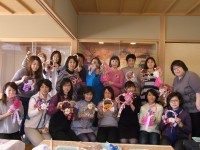 作品と一緒に記念撮影