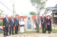 山口知事はじめ来賓の皆様と記念碑の前で　