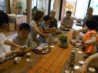 慎重にお茶をいれています。