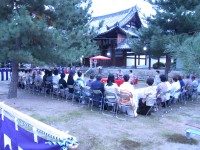 萬福寺の広い境内で月見の茶会も 開かれていた。