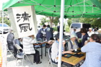 清風の下でお茶とお菓子でおもてなし